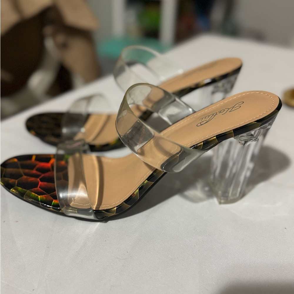 Chunky heel with brown iridescent colors